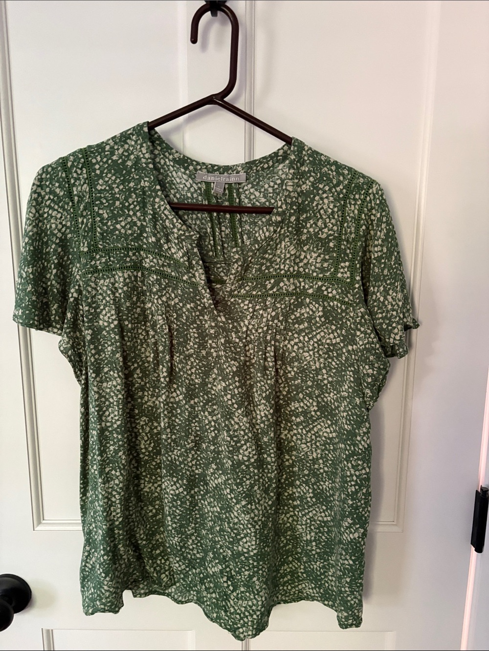Daniel Rainn Green and White Printed V-Neck Short Sleeve Blouse